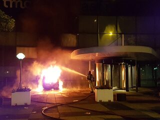 Auto rijdt gebouw De Telegraaf binnen, politie vermoedt opzet