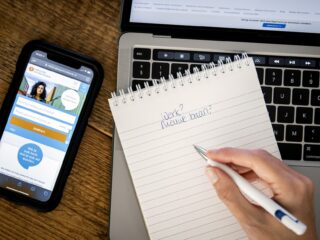 Kan ambtenarenbaan aantrekkelijker? 'Als je er begint te werken, loop je ertegenaan dat je wilt doorgroeien'