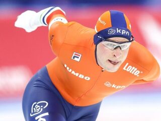 Sven Kramer prolongeert wereldtitel op 10 kilometer in een waanzinnige tijd