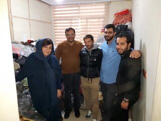 Rijke Iraniërs helpen de armen door koelkasten op straat te vullen