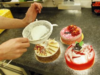 Wat gebeurt er met gebak dat een dag oud is?