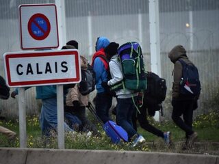 Ontruiming vluchtelingenkamp Calais begonnen