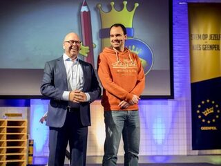 Kamerlid GeenPeil levend stemkastje met fulltime salaris