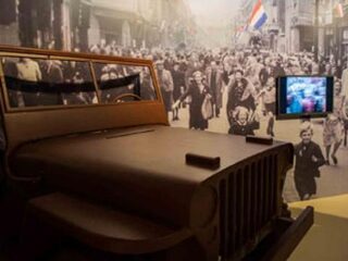 Vluchtelingen leren normen en waarden in Verzetsmuseum