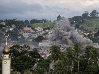 Amerikaanse militairen staan leger Filipijnen bij in Marawi