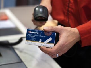 Nieuwe coronavariant FLiRT niet 'onschuldig': 'Het is veel minder, maar het is niet fijn'