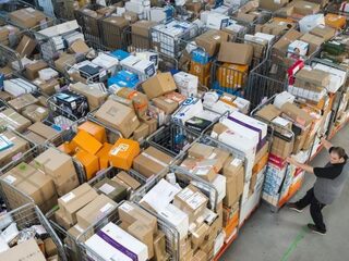 PostNL gooit pakketten over de muur en tekent zelf voor ontvangst