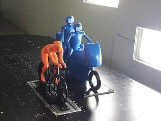 Onderzoek: Tourrenners rijden langzamer met een motor in de buurt