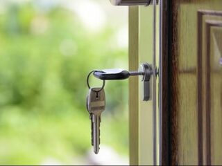 In Nederland worden honderden vrouwen in hun eigen huis vastgehouden