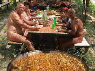 Blote Spanjaarden en een gigantische paella