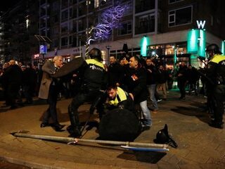 Onrust in Rotterdam: schade, aanhoudingen en gewonde agent