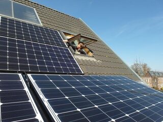 Zonnepanelen aangeschaft? Waarom kun je die elektriciteit dan niet zelf opslaan?