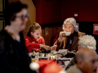 Eenzaamheid wordt tijdens feestdagen 'geaccentueerd': 'Er wordt wat opgedrongen'