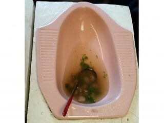 Dineren op een toiletpot