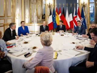 'Vertrouwenscrisis' tussen de EU en VS door onderhandelingen met Rusland: 'Trump kan niets weggeven namens Europa'