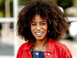 Eva Cleven onderzoekt adoptie-achtergrond in nieuwe podcast: 'Gevoel alsof je niet compleet bent'