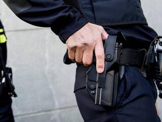 Politie schiet op vluchtauto's na plofkraak, A16 dicht voor onderzoek