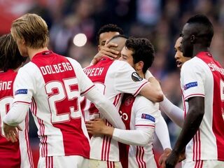 Ajax wint glansrijk van Lyon, finale lonkt