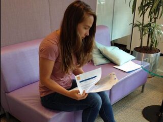 Deze journalist werd 17 maanden lang van het kastje naar de muur gestuurd