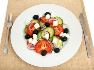 Waarom je je mes ten westen van je bord moet leggen