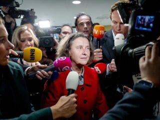 Kan Faber haar positie als minister behouden? 'Als het al met een sisser afloopt, blijft het sissen'