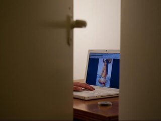 Kinderen zien op internet steeds vaker bloot- en seksbeelden