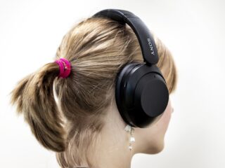 Gehoorschade door oortjes, koptelefoons en harde muziek op festivals: 'Elke piep is al een teken'