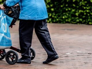 Helft ouderen ervaart geldzorgen: 'AOW moet omhoog, dit is niet goed voor de gezondheid'