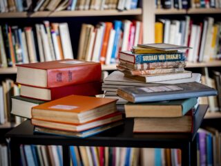 Waarom hebben (oude) boeken zo'n typische geur?