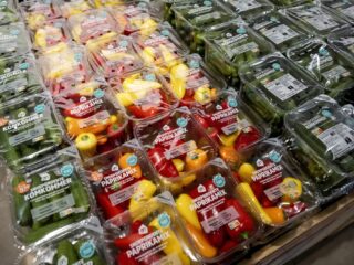 Waarom zijn sommige groenten in plastic verpakt en anderen niet?