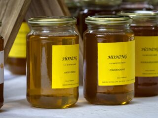 Kan het eten van lokale honing helpen tegen hooikoorts?