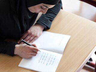Wanneer is iemand goed geïntegreerd? 'Zijn de lat steeds hoger gaan leggen'