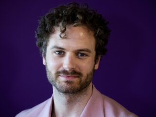 Jim Bakkum geprezen om theaterrol: 'Recensie hangt ingelijst naast mijn gouden platen'