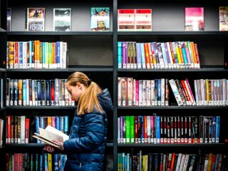 Leesvaardigheid onder jongeren zwaar ondermaats: 'Grote verantwoordelijkheid bij ouders'