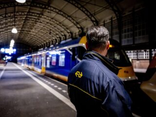 NS-personeel uitrusten met wapenstokken? 'Een conducteur met camera is een beter hulpmiddel'