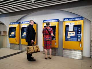 Ouderen maken zich zorgen over 'absurd duur' OV: 'Tijd om met z'n allen een vuist te maken'