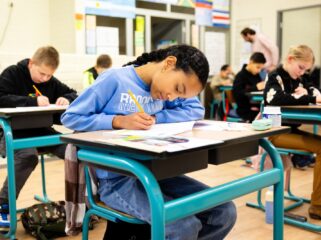 Zijn kleinere klassen dé oplossing voor 'te hoge' werkdruk leraren? 'Arbeidsvoorwaarden horen er ook bij'