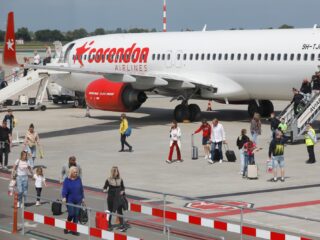 Waarom hollen mensen richting de uitgang zodra het vliegtuig geland is?