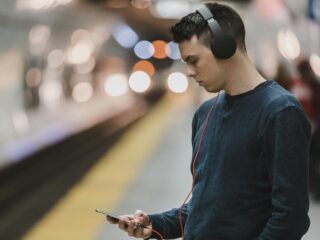 Hoe gevaarlijk is stof BPA in koptelefoons? 'Draag je 'm lang voor werk, vraag je werkgever dan om een oplossing'