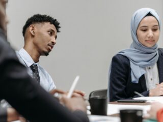 Vergrijzing bij gemeenten, maar Arnhem ziet oplossingen: 'Bereiken nu meer jongeren en mensen met diverse achtergrond'