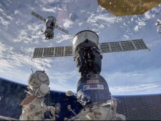 Hoe wordt het satellietverkeer in de ruimte geregeld?