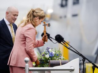 Waarom krijgt men een herinneringsmuntje bij een scheepsdoop?