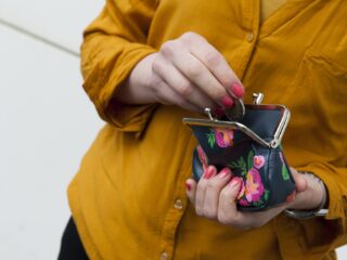 Hoe makkelijk kom je in de schulden en hoe moeilijk kom je er weer uit?