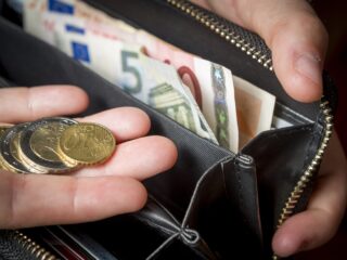 Nederland heeft enorm bedrag aan spaargeld: 'Niet goed voor de economie, geld moet rollen'