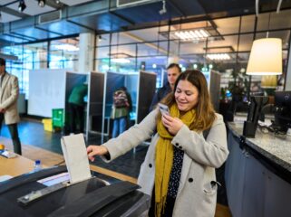 'Steeds meer afhakers' door wantrouwen in politiek: 'Moment voor politieke midden om te leveren'