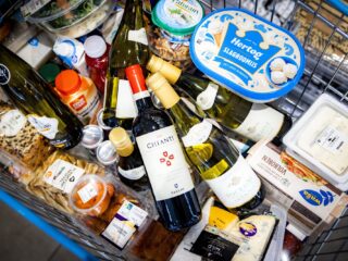 Torenhoge prijzen, wel enorme winst voor supermarkten: 'Dan werkt de vrije markt dus niet'