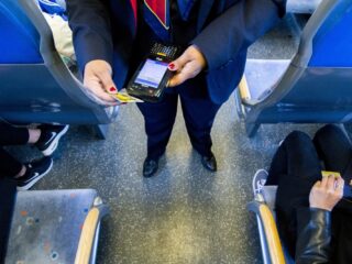 Treinkaartjes worden wéér duurder, maar 'er is alle reden om spoorvervoer aantrekkelijk te houden'