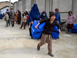 Forse bezuinigingen ontwikkelingshulp, maar 'versterken vrede en veiligheid levert ook bij aan Nederland'