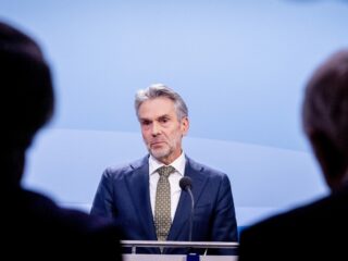 Vertrouwen in Nederlandse politiek is 'behoorlijk' laag: 'Samenwerking in kabinet is slecht'