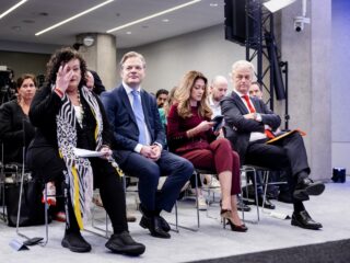 Hoe kunnen politici toegankelijker worden? 'Vertrouwen komt te voet en gaat te paard'